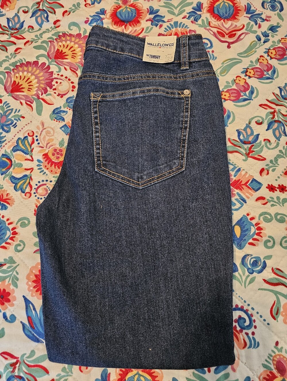 New With Tags (NWT) WallFlower "The Tomboy" Ankle Jeans in Juniors Size 7 / 28 R